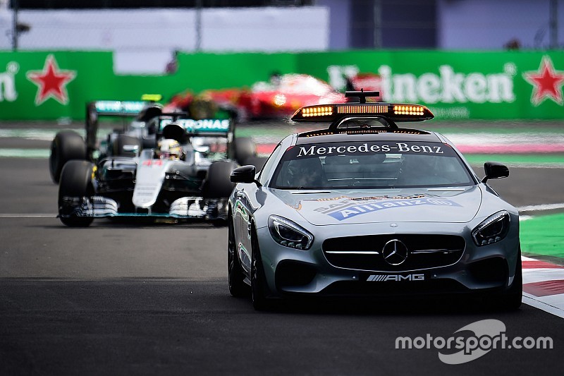 Lewis Hamilton, Mercedes AMG F1 W07 Hybrid mène derrière la voiture de sécurité