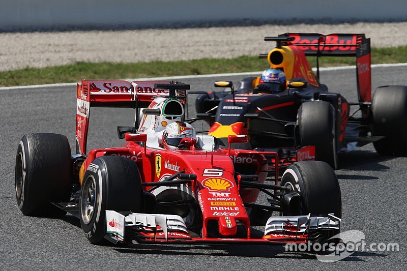 Sebastian Vettel, Ferrari SF16-H devant Daniel Ricciardo, Red Bull Racing RB12