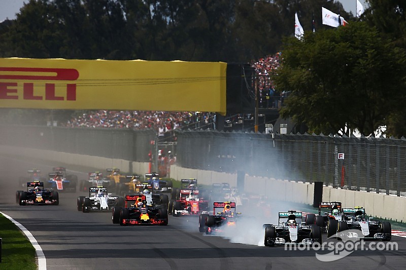 Lewis Hamilton, Mercedes AMG F1 W07 Hybrid bloque une roue au départ de la course