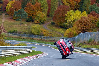 Une mini fait le tour du Nürburgring sur deux roues !