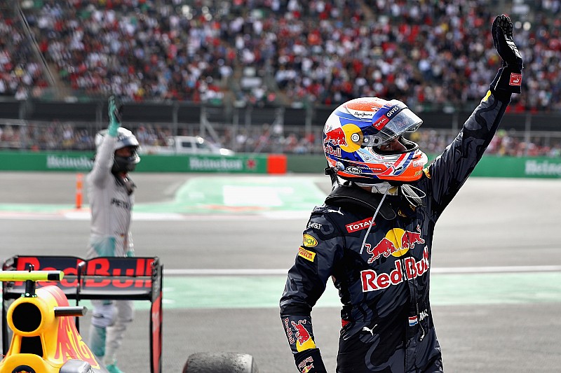 Max Verstappen, Red Bull Racing salue le public dans le parc fermé