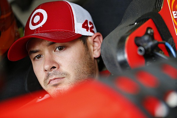 Larson lidera la primera práctica del viernes en Phoenix