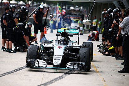 Mercedes memindahkan pit box mereka di Interlagos