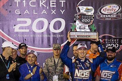 Gana Busch en Phoenix; Suárez es finalista del Chase