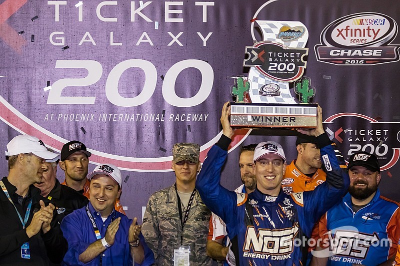 Gana Busch en Phoenix; Suárez es finalista del Chase