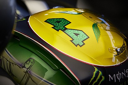 Közelről Hamilton Senna-sisakja: COOL