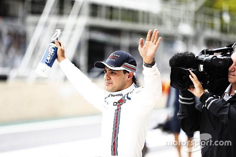 Felipe Massa, Williams, saluda a los fan después de Q2