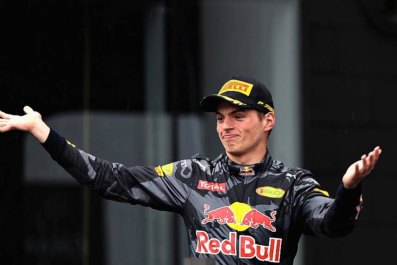 Verstappen che magie: undici sorpassi in quindici giri!