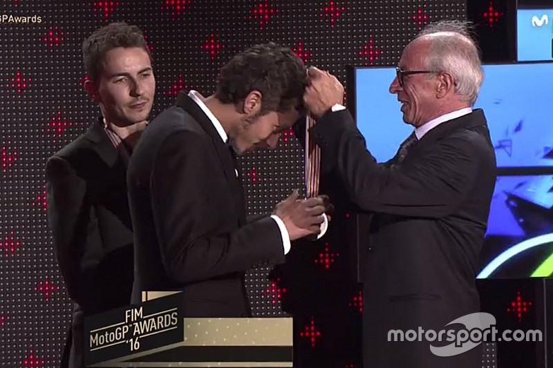 Rossi regresa a la gala de MotoGP tras la sonada ausencia del año pasado