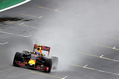 Autosportwereld maakt diepe buiging voor regenkoning Verstappen