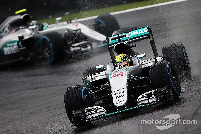 Lewis Hamilton, Mercedes AMG F1 W07 Hybrid mène devant son coéquipier Nico Rosberg, Mercedes AMG F1 W07 Hybrid