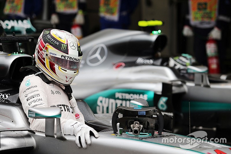 Ganador de la carrera Lewis Hamilton, híbrido de Mercedes AMG F1 W07 celebra en parc ferme