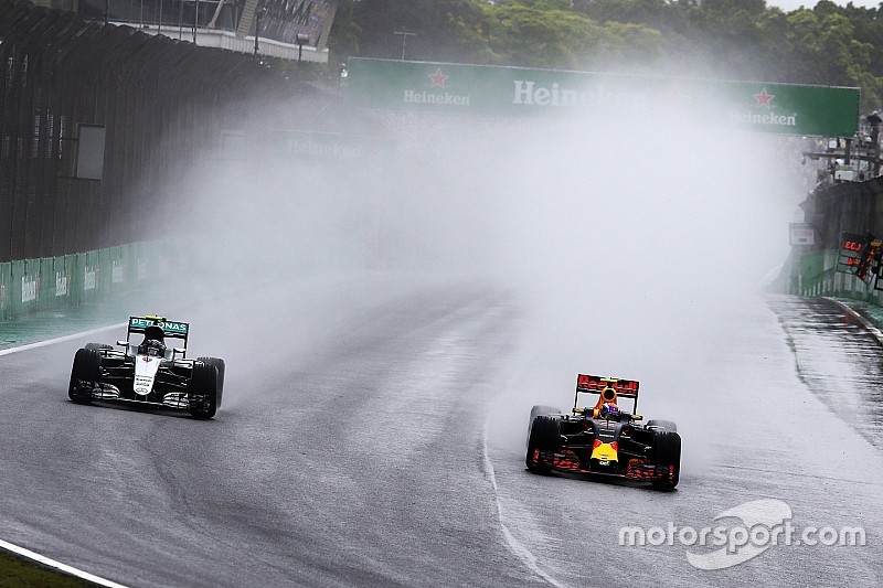 Nico Rosberg, Mercedes AMG F1 W07 Hybrid et Max Verstappen, Red Bull Racing RB12