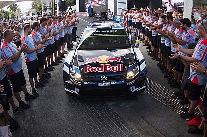 Il team Hyundai omaggia la Volkswagen con il "Tunnel della gloria"
