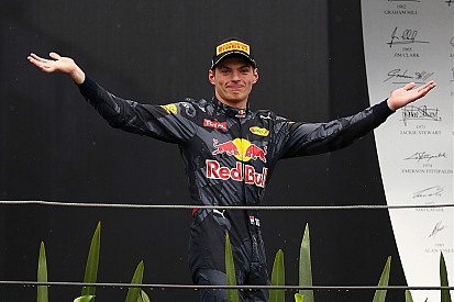 Comparé à Senna et Schumacher, Verstappen veut "garder les pieds sur terre"