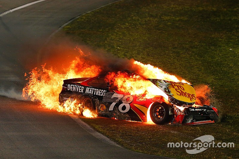 Johnson wint zevende NASCAR-titel, auto Truex Jr gaat in vlammen op