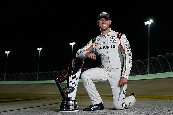 Daniel Suárez recibe su trofeo de campeón de la Xfinity Series