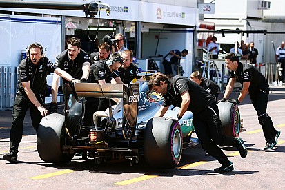 Hamilton promete secretos "interesantes” sobre el cambio de mecánicos de Mercedes