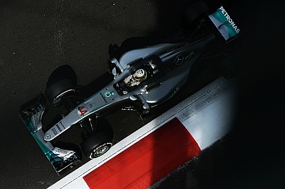 Abu Dhabi, Libere 1: Hamilton parte forte, le Ferrari sono lontane