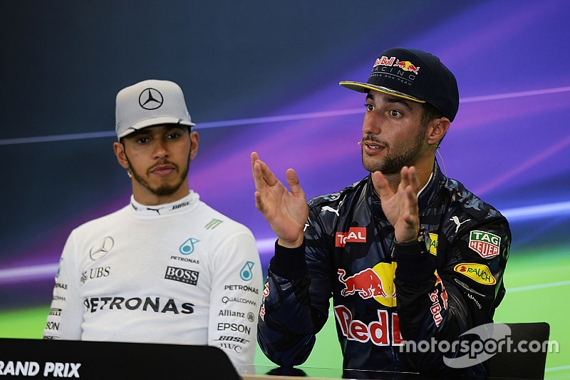 Daniel Ricciardo, Red Bull Racing et Lewis Hamilton, Mercedes AMG F1