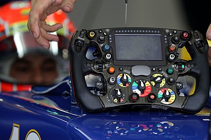 Egyszerű, de nagyszerű: így fejlődtek a kormányok az F1-ben!