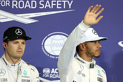 Mercedes, Hamilton'ın Rosberg'i yavaşlatmasına izin verecek mi?