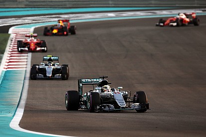 "Schmutzige Tricks": Sebastian Vettel kritisiert Verhalten von Lewis Hamilton