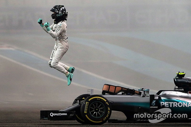 【F1アブダビGP】激しいプレッシャーに打ち勝った新王者ロズベルグ、ハミルトンに理解示す