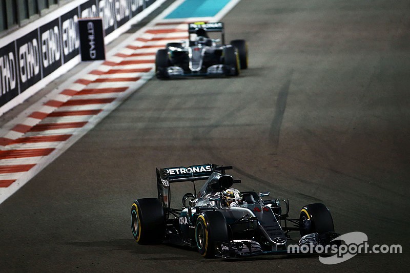 Horner apoya a Hamilton ante un "ingenuo" Mercedes