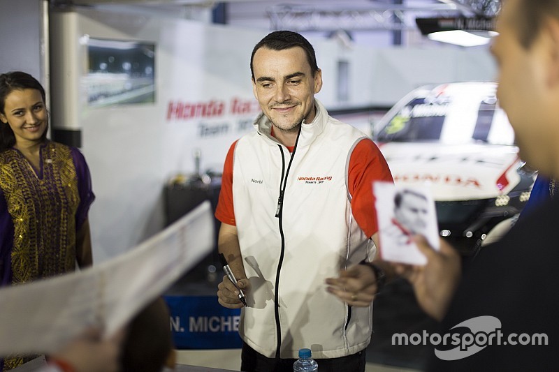Michelisz dühében majdnem lerúgta a Honda tükrét: nagy indulatok voltak benne Muller miatt