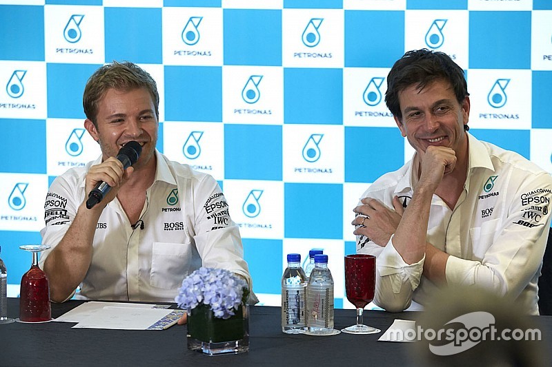 Rosberg confesó que no pudo decirle a Wolff en persona sobre su retiro