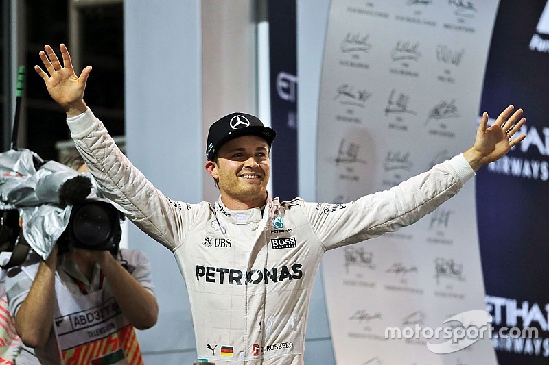 Le Champion du monde Nico Rosberg, Mercedes AMG F1 fête son titre sur le podium