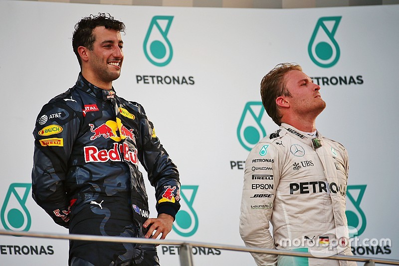 Le vainqueur Daniel Ricciardo, Red Bull Racing sur le podium avec le troisième, Nico Rosberg, Mercedes AMG F1