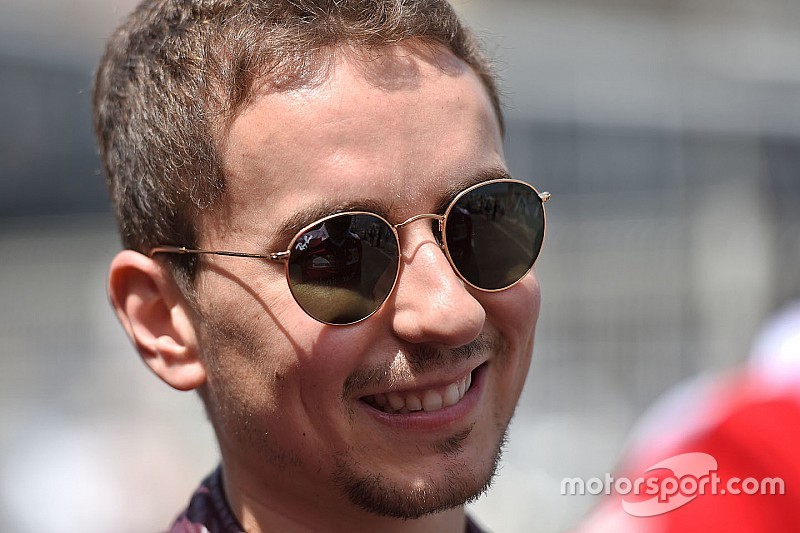 Lorenzo: “Los pilotos de MotoGP tenemos más narices que los de Fórmula 1”