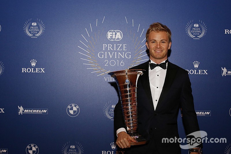 FIA-Gala in Wien: Die Motorsport-Weltmeister mit ihren Pokalen