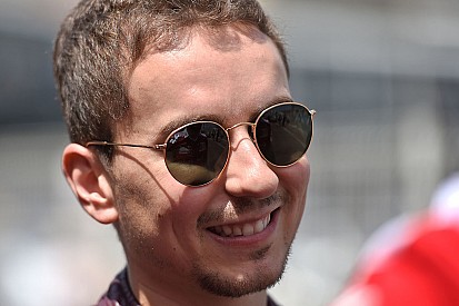 Los pilotos de MotoGP son más valientes que los de F1, dice Lorenzo