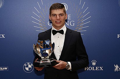 Max Verstappen sbanca la cerimonia di premiazione FIA