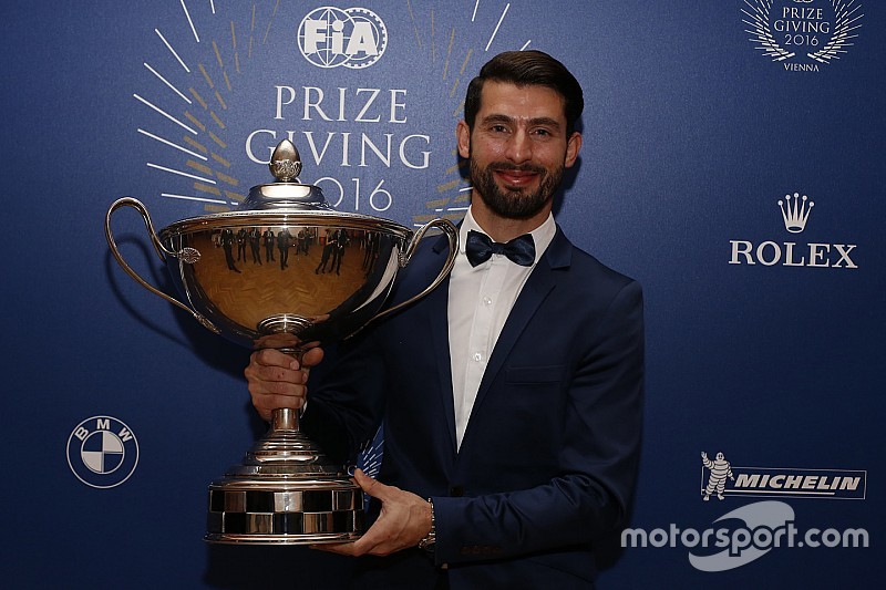 López recibió el trofeo de campeón del WTCC en la Gala de la FIA