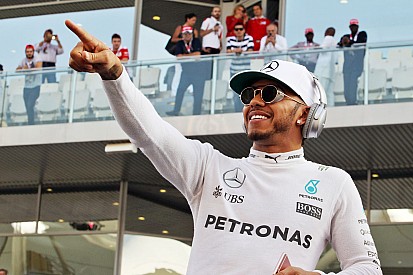 Hamilton dice que vivió momentos “incómodos” este año en Mercedes