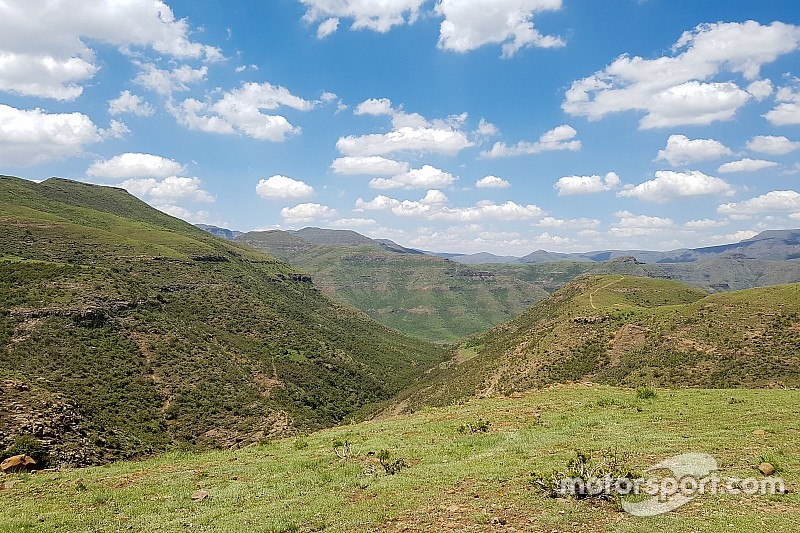 Deelnemer komt om in motocross-evenement Roof of Africa