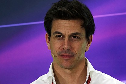 Wolff provoca: "Potremmo offrire la Mercedes a Valentino o Lorenzo"