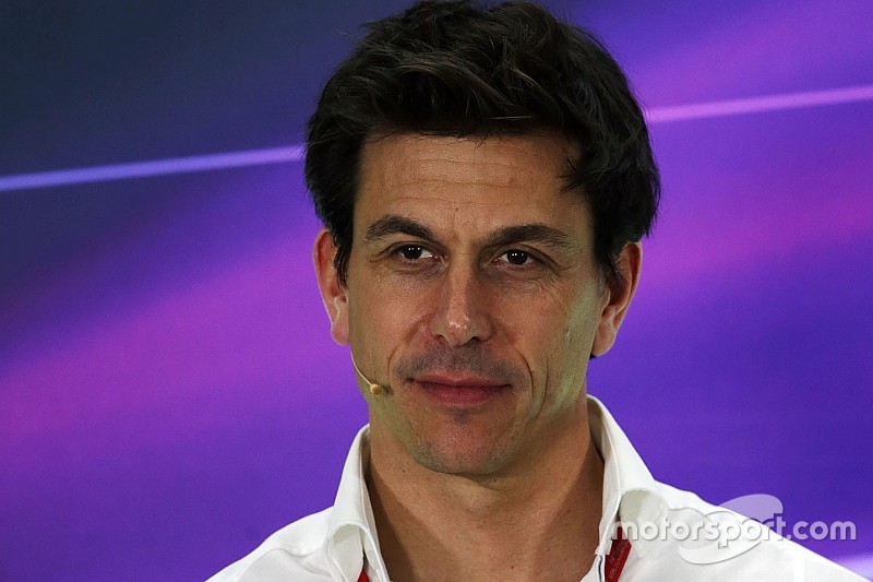 Wolff: "Podemos ofrecer el Mercedes a Valentino o Lorenzo"