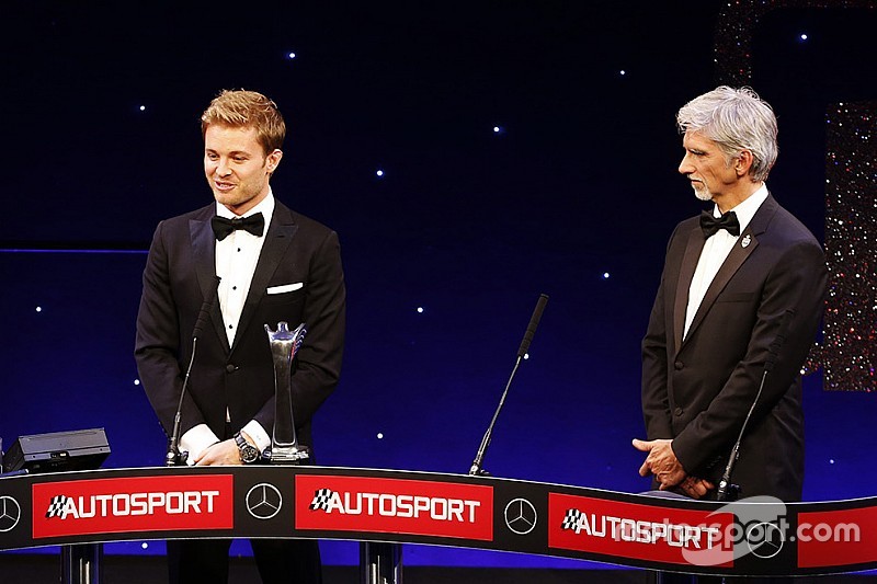 Il Campione del Mondo Nico Rosberg, Mercedes AMG F1 accetta il suo premio, Damon Hill