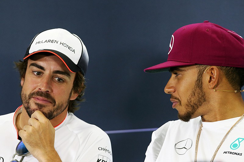 Fernando Alonso, McLaren con Lewis Hamilton, Mercedes AMG F1 en la Conferencia de prensa FIA