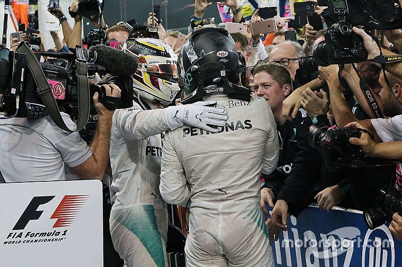 Le vainqueur Lewis Hamilton, Mercedes AMG F1, avec le champion du monde Nico Rosberg, Mercedes AMG F1, dans le parc fermé