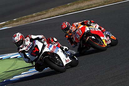 VÍDEO: Alonso anda de moto com Márquez no Japão