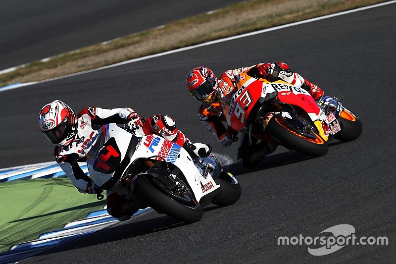 VÍDEO: Alonso anda de moto com Márquez no Japão