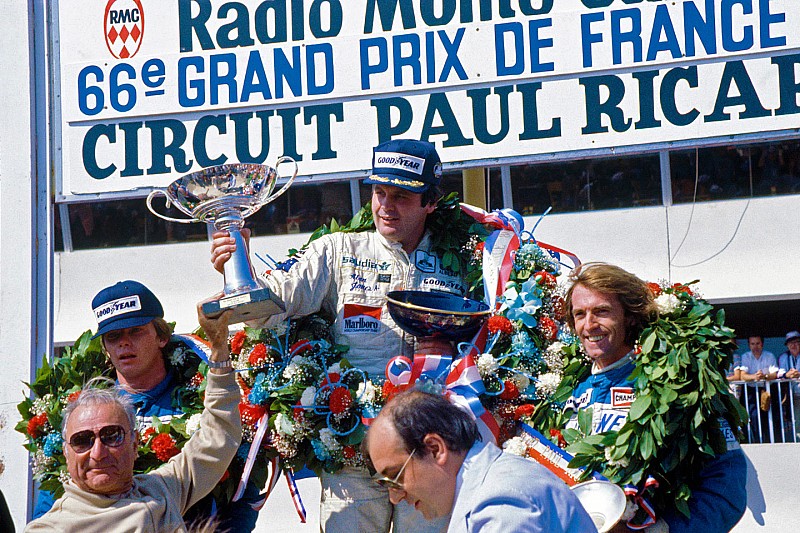 Podium : le vainqueur Alan Jones, Williams, le deuxième Didier Pironi, et le troisième Jacques Laffite