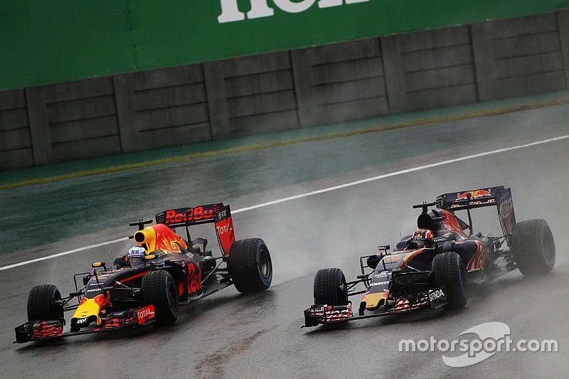 Daniel Ricciardo, Red Bull Racing RB12 y Daniil Kvyat, Scuderia Toro Rosso STR11