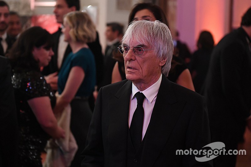Ecclestone: "Quiero un buen piloto en Mercedes, si no, Hamilton doblará a todos"